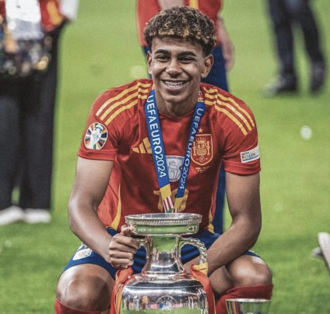 詹姆斯第15次中国行人气依旧爆棚，为上海交大球赛开球并与同学互动